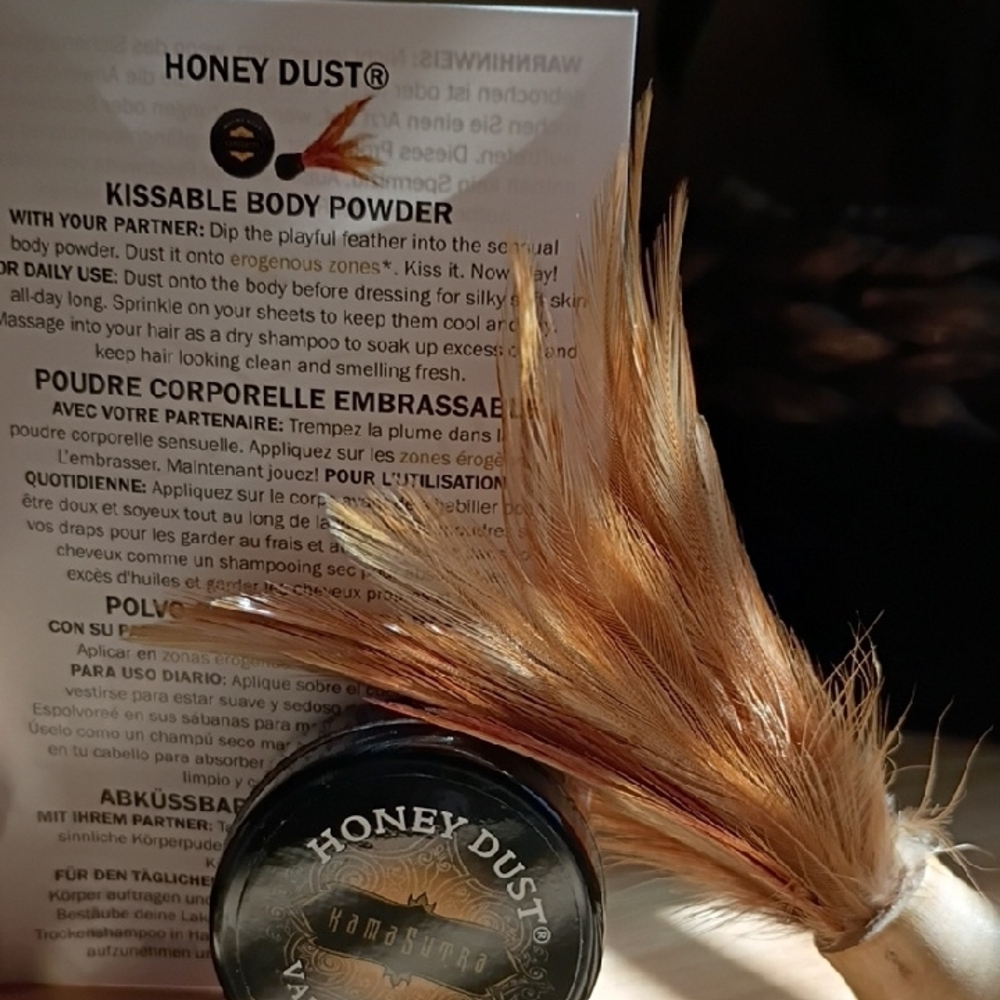 Honey Dust Vanilla Body Powder with Feathered Applicator - Picture 2 of 6